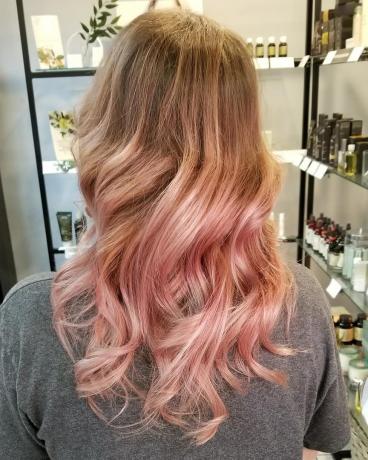 Homokos barna és poros rózsaszín hosszú ombre haj