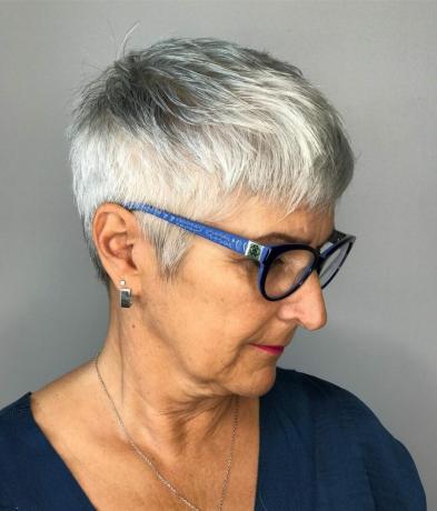 眼鏡をかけた50歳の女性のための短いヘアカット