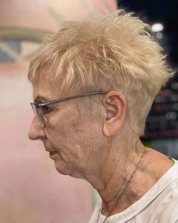 Teksturoitu pixie-leikkaus iäkkäille naisille, joilla on silmälasit