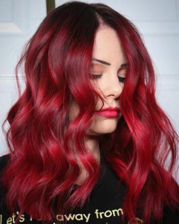 Koyu Köklü Parlak Kızıl Saç Modeli