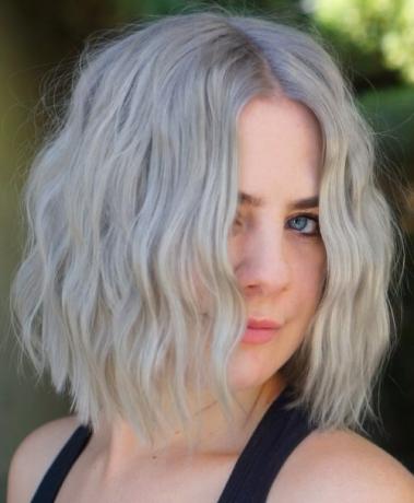 20 nuostabių baltų blondinių plaukų spalvos idėjų 2022 m