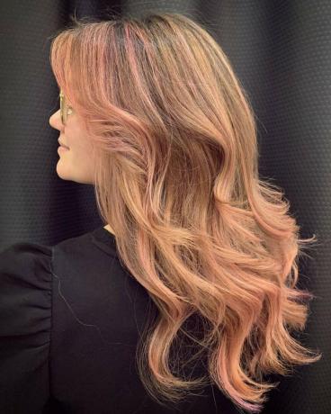 Destacados de oro rosa en cabello largo castaño claro