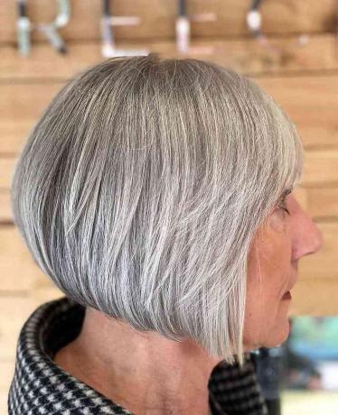 Silver Lulus Bob pada Rambut Lurus Wanita 60 Tahun ke Atas