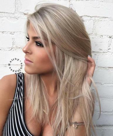 Vidutinio peleningumo blondinės šukuosena tiesiems plaukams