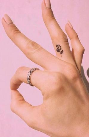 Tetování růžovým prstem
