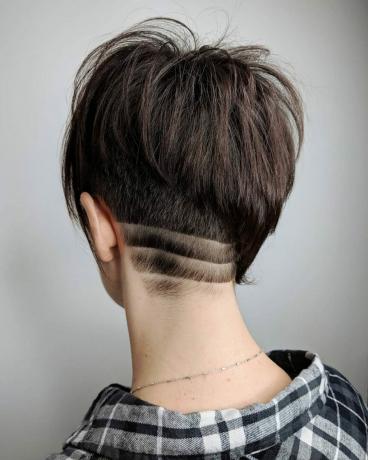 Rambut Pendek Asimetris dengan Sisi Tercukur