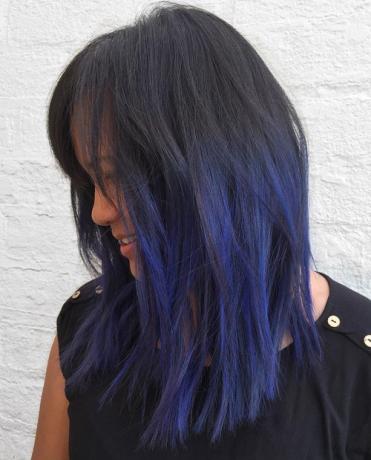 stredne vrstvené čierne vlasy s modrými odleskami