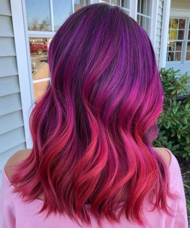 Λαμπερά κόκκινα μοβ μαλλιά Balayage