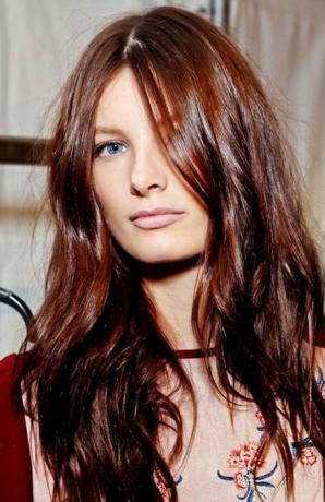 Naturalne ciemnoczerwone włosy