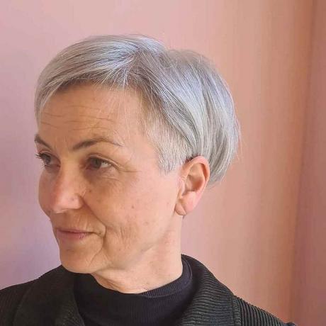 Rakad sida på Pixie Hair för kvinnor i 60-årsåldern