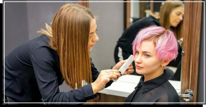 Mujer con cabello pixie consultando a un estilista
