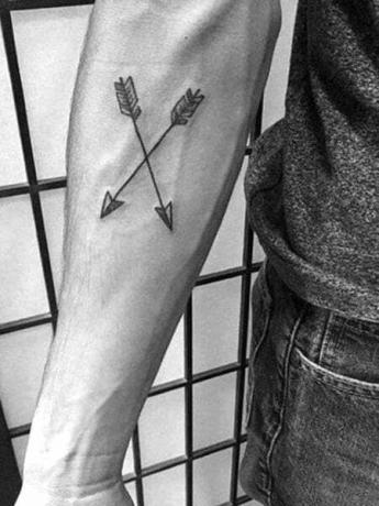 Tatuaje De Flechas Cruzadas