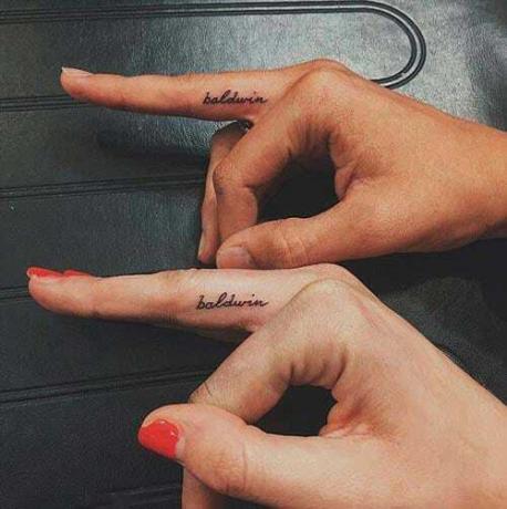 Tetovanie mena prsta