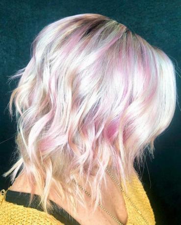 Ροζ ανταύγειες σε κοντά λευκά μαλλιά