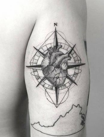 Širdies kompaso tatuiruotė