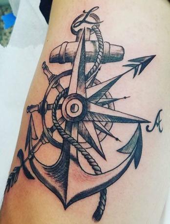 Татуировка на котва и компас