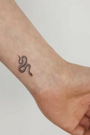 小さなヘビのタトゥー
