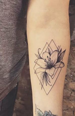 Tetovaža cvijeta ljiljana