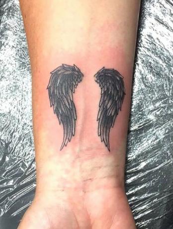 Татуювання на зап'ясті " Крила ангела"