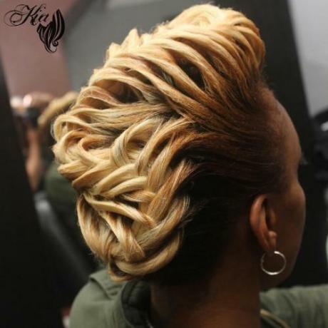 Афроамериканская блондинка плетеный ирокез