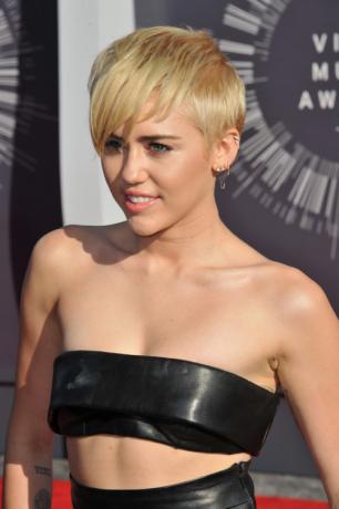 Miley Cyrusin lyhyt vaalea kampaus