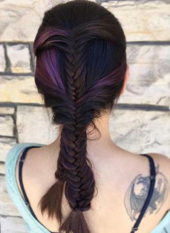 fialové a fialové odlesky peek-a-boo pre tmavé vlasy