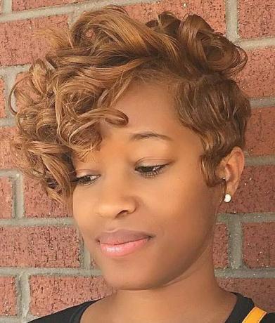 peinado corto y rizado para mujeres afroamericanas