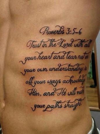 Tatuaż wersetu biblijnego