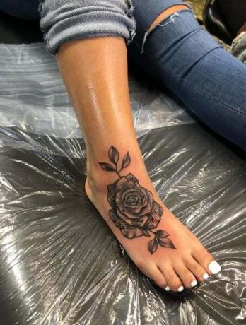 Tatuagem fofa no pé