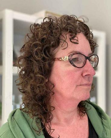 Curly Shag za žene starije od 60 godina s naočalama