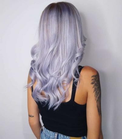 Strieborné fialové vlasy