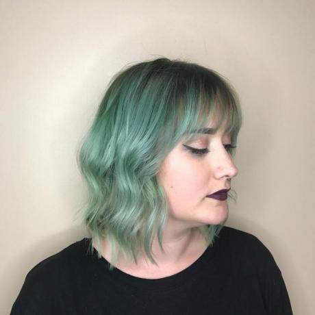 Pastel yeşil dalgalı uzun bob saç modeli