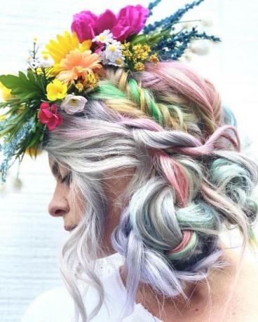 Μονόκερος Hairstyle με Floral στεφάνι