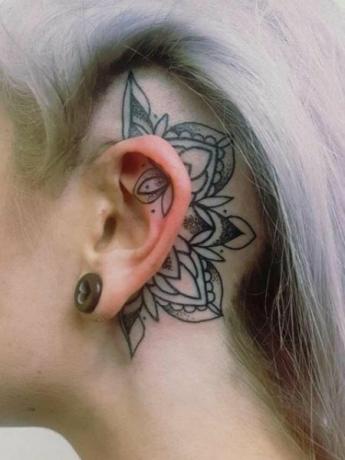 Мандала татуировка на ухото за жени