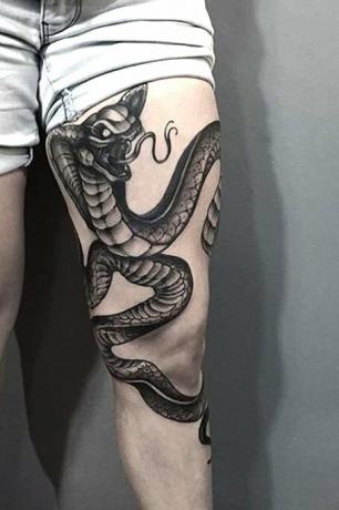 Käärmeen reiden tatuointi