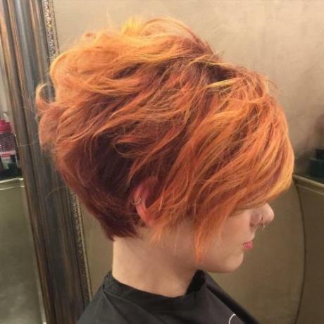 peinado rojo corto con sutiles reflejos de cobre
