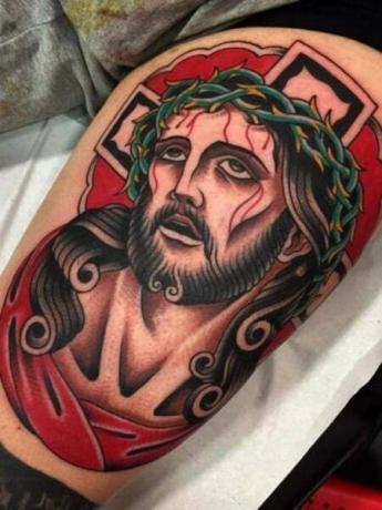 Jėzaus tatuiruotė ant šlaunų 1