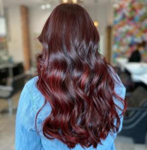 25 asombrosos colores de cabello burdeos oscuro para 2021