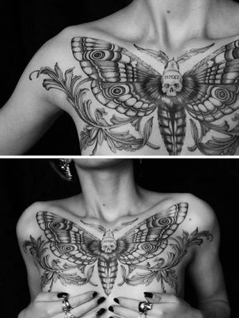 Tetování na hrudi motýla
