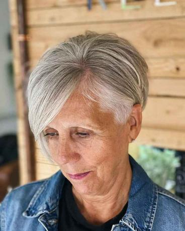 Μαλλιά Pixie με μακριά κτυπήματα για γυναίκες άνω των 60 ετών