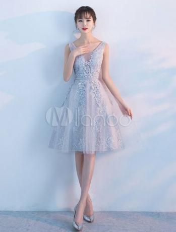 Lace Homecoming Dresses ღია ნაცრისფერი მოკლე გამოსაშვები კაბა V კისრის მუხლის სიგრძე კოქტეილის კაბა