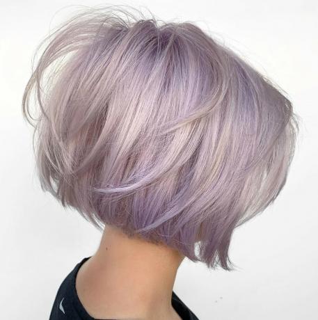 Krátke strieborné fialové vlasy