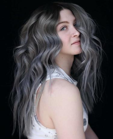 Balayage gri argintiu închis pentru păr castaniu