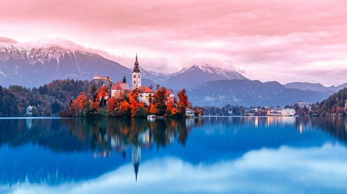 Bled -järvi Sloveniassa, kuuluisa ja erittäin suosittu maamerkki ja matka