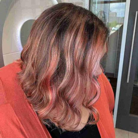 Ροζ χρυσό Balayage σε μεσαία σκούρα καστανά μαλλιά