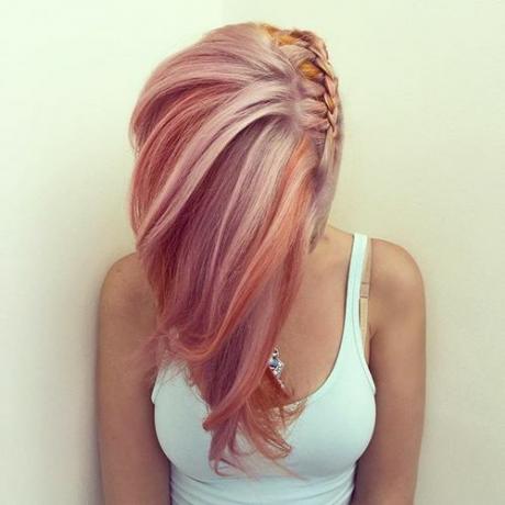 fryzura z bocznym warkoczem na pastelowe różowe włosy