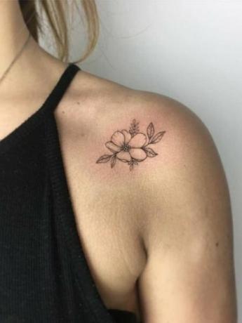 Malé tetování na rameni 