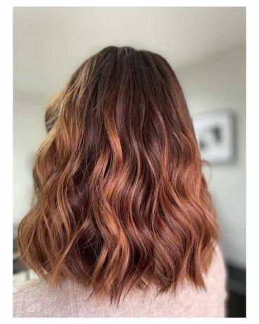 Kaštoniniai rudi plaukai su šviesiai kaštoniniais atspalviais