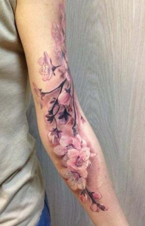 Tatuaggio del braccio di fiori di ciliegio3