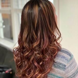 29 populiarūs būdai, kaip sujungti tamsiai rudus plaukus su karamelės akcentu